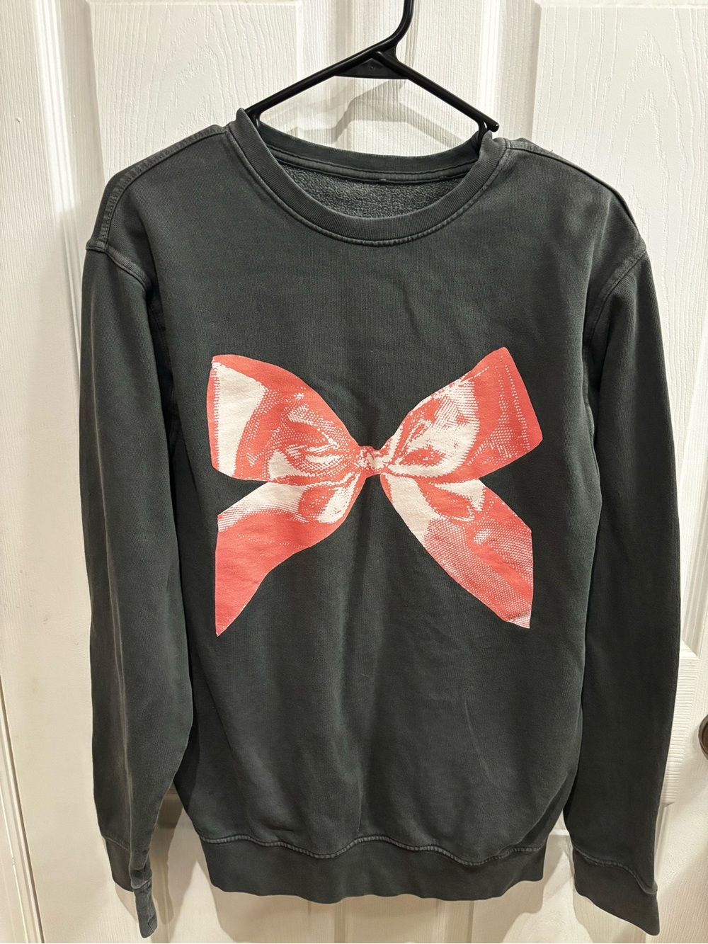 Oversized gray sweatshirt with pink bow